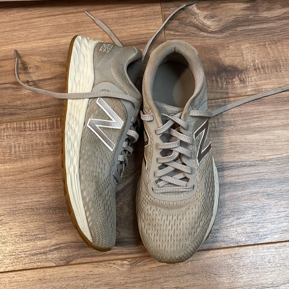 New balance shoes - Picture 2 of 4